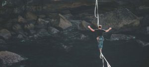 Person balanciert auf Seil